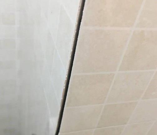 塔河瓷砖空鼓维修公司分享阳台瓷砖脱落的修复过程可以分为以下几个步骤