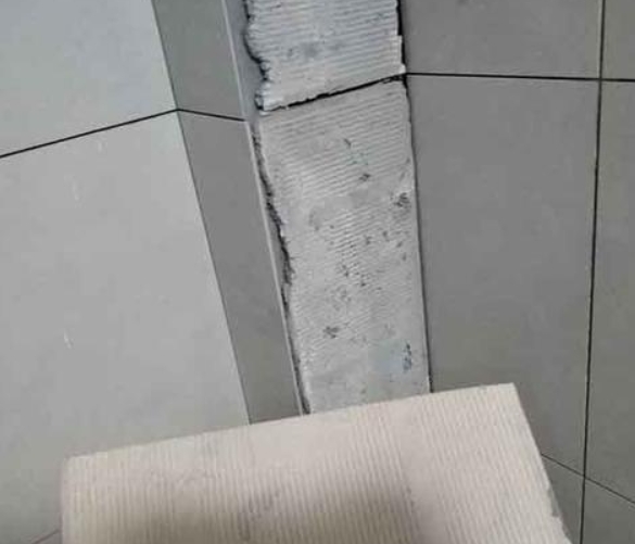塔河瓷砖空鼓维修公司分享下厨房瓷砖脱落的补救措施。
